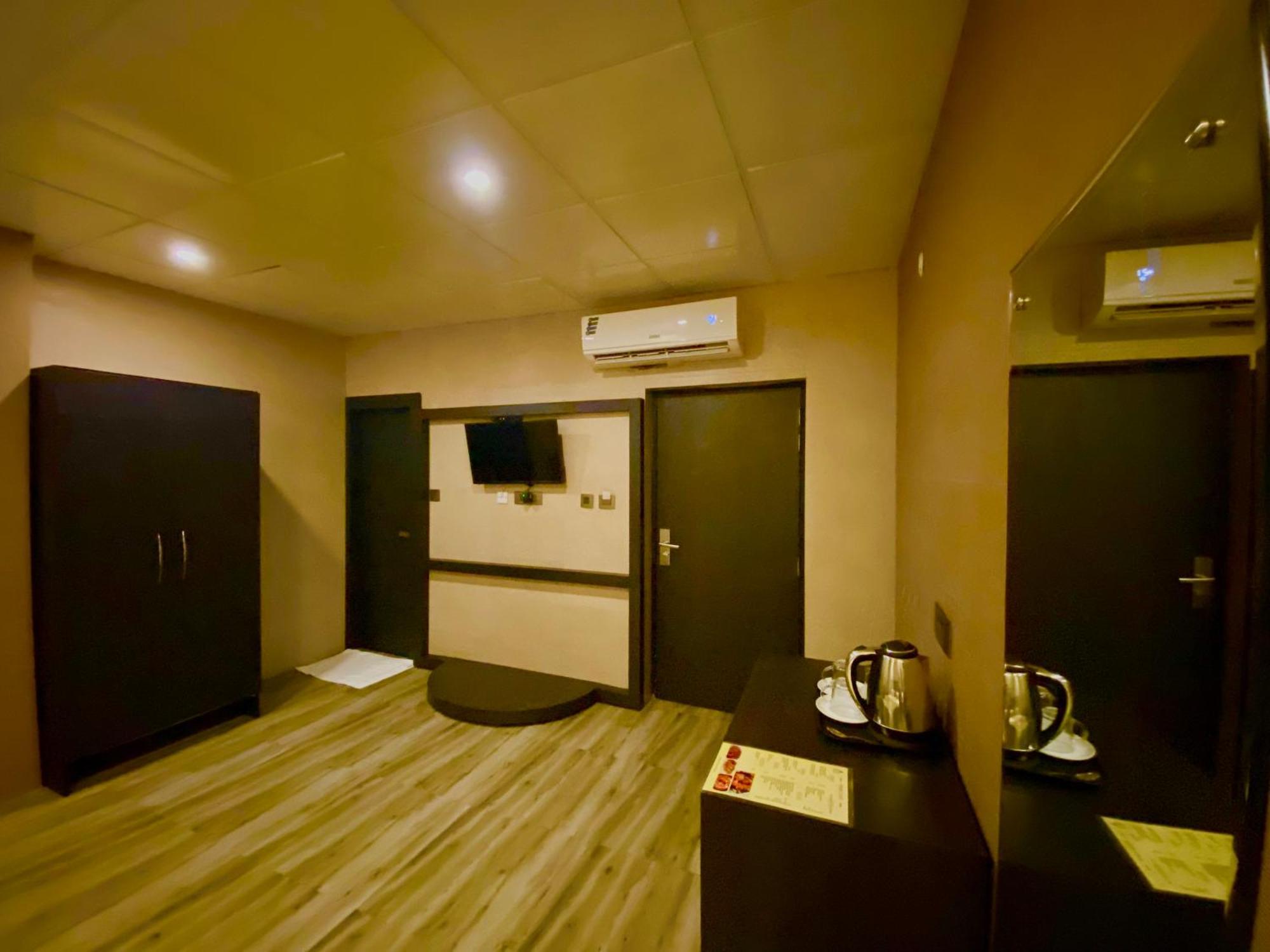 Ace Prime Hotel Грейтър Нойда Екстериор снимка