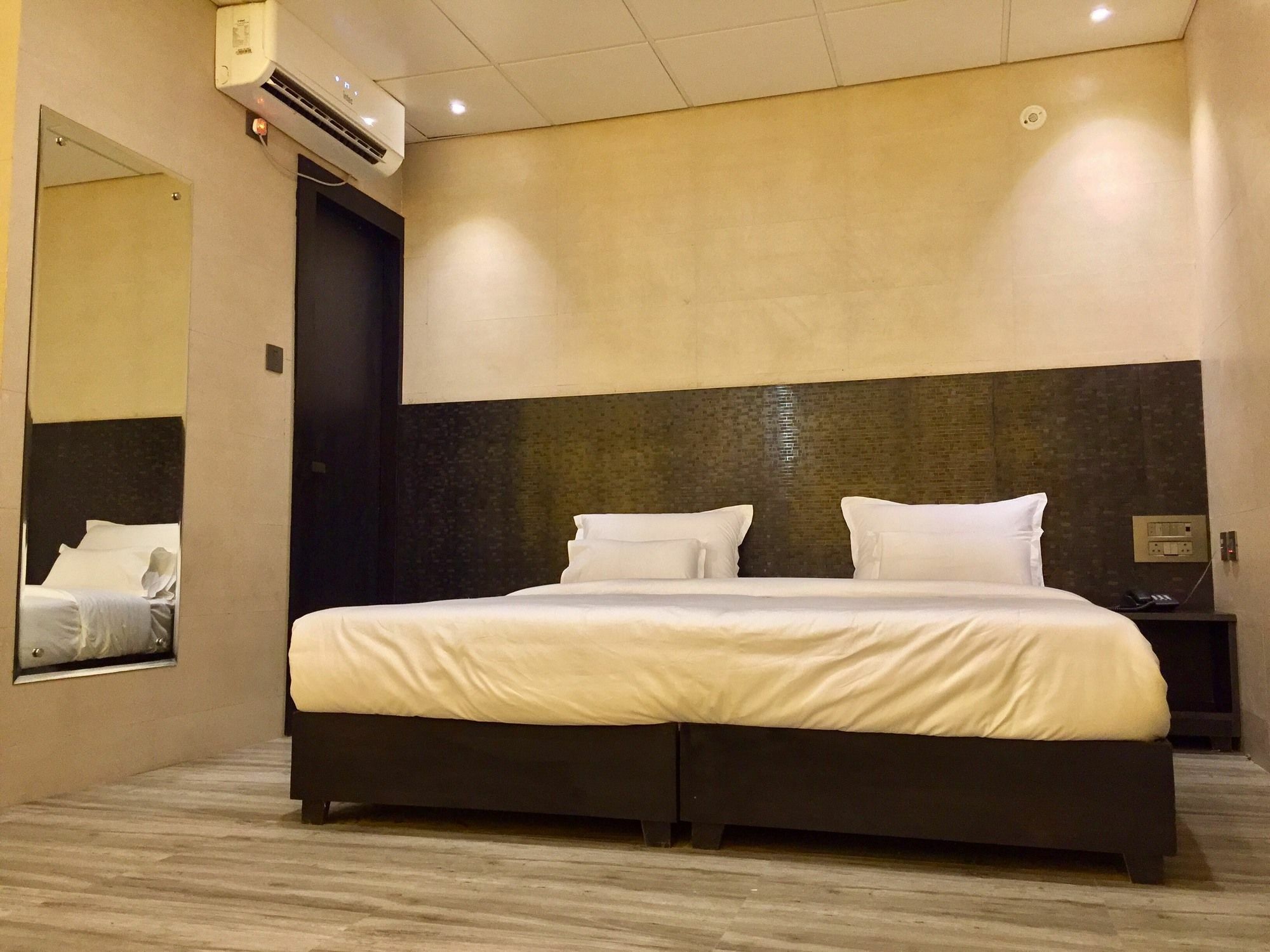 Ace Prime Hotel Грейтър Нойда Екстериор снимка
